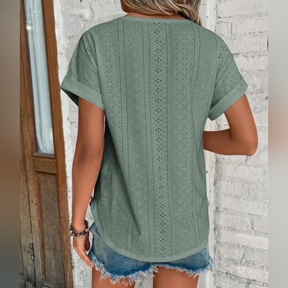 ☆ 3/35$ | Sage Eyelet Crewneck Tee In Size Large - Picture 2 of 10